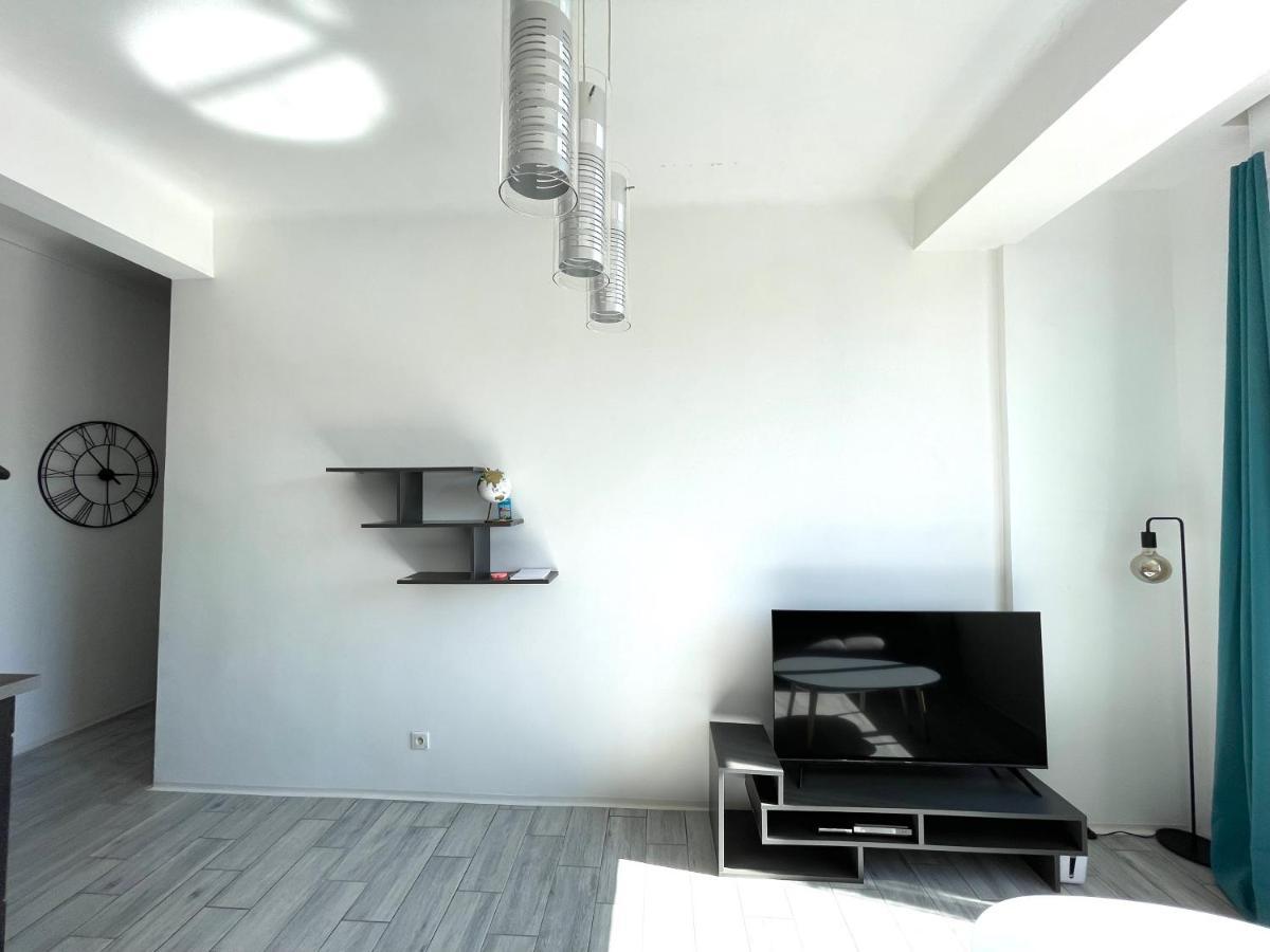 Calvi City Center: Beach View Retreat with Mountain Panorama Exterior photo